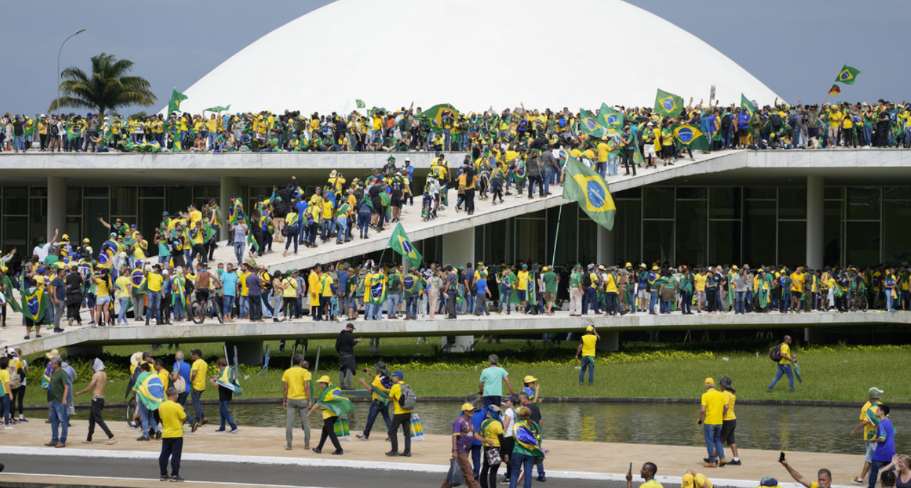 La Corte Suprema de Brasil libera a 130 personas acusadas por el asalto a los tres poderes La Corte Suprema de Brasil libera a 130 personas acusadas por el asalto a los tres poderes