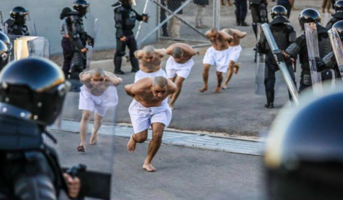 Bukele confirma el traslado de otros 2.000 presos a la macrocárcel para pandilleros