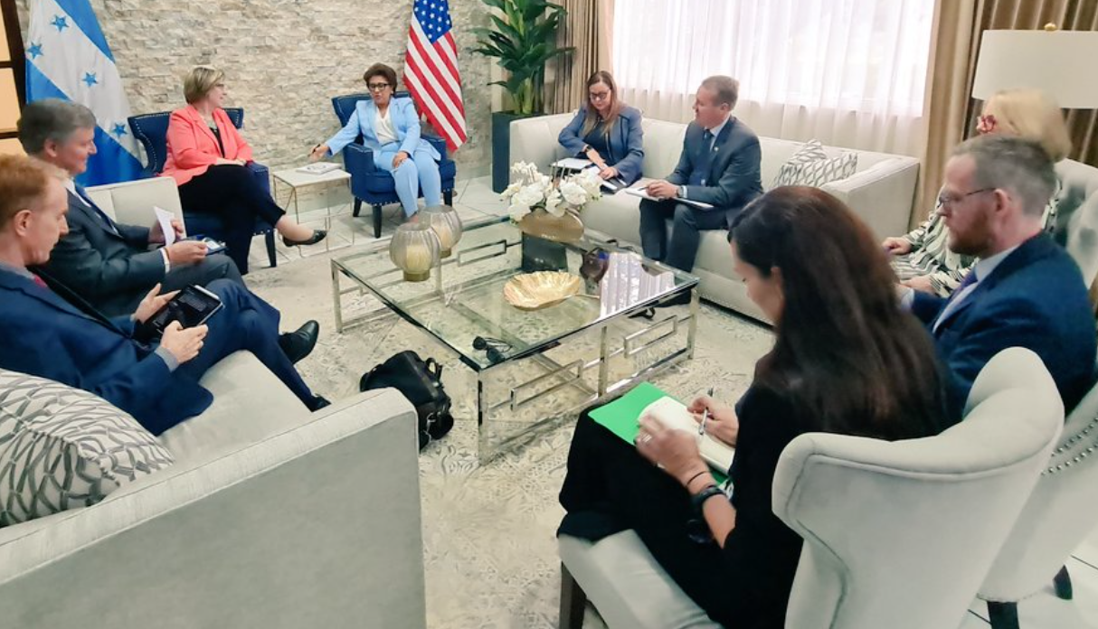 Embajadora de EEUU se reúne con presidenta de la CSJ