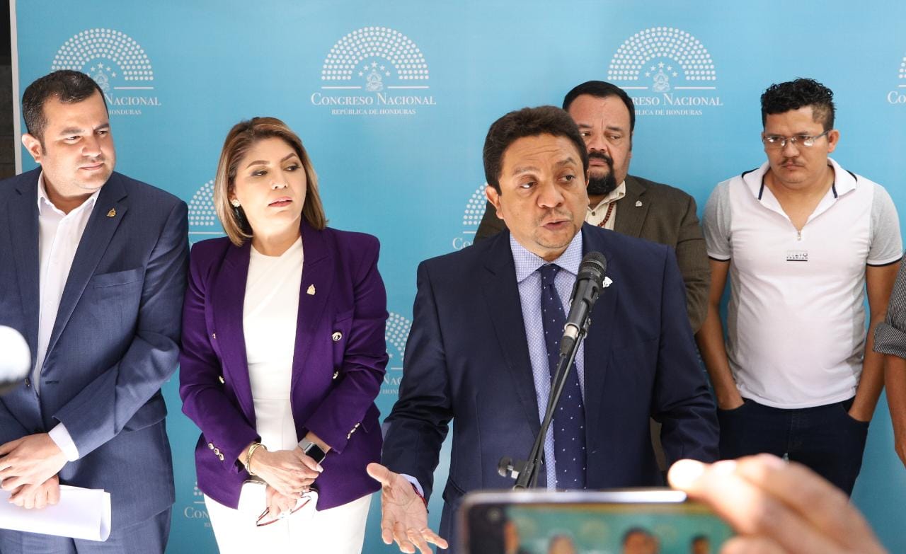 Congreso recibe solicitud para derogar decretos que criminaliza a defensores de la tierra de la comunidad de Zacate Grande Congreso recibe solicitud para derogar decretos que criminaliza a defensores de la tierra de la comunidad de Zacate Grande