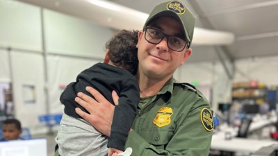 Rescatan niño guatemalteco de un año de edad, que fue abandonado por un coyote Rescatan niño guatemalteco de un año de edad, que fue abandonado por un coyote