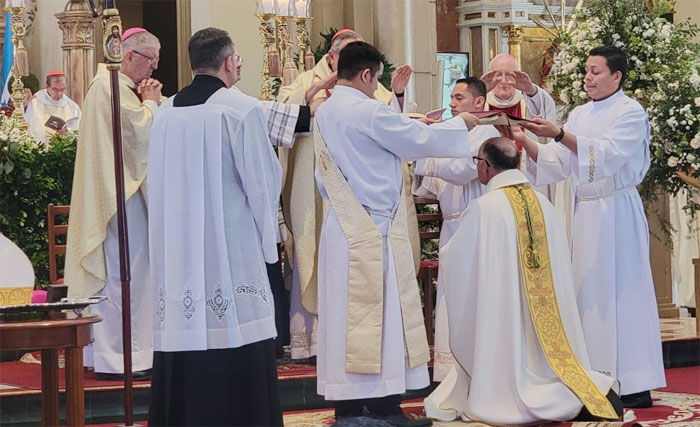 El cardenal Óscar Andrés Rodríguez dice adiós El cardenal Óscar Andrés Rodríguez dice adiós