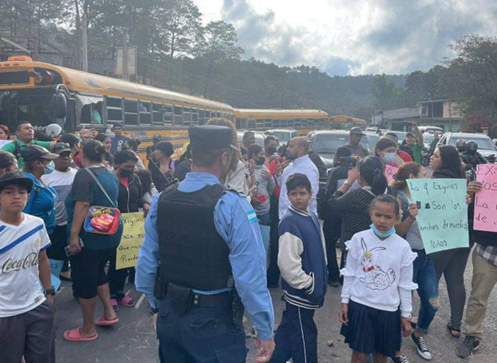 Po falta de maestros padres de familia se toman salida a oriente