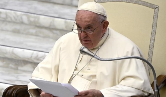 El papa pide que se detenga a «los traficantes de seres humanos»