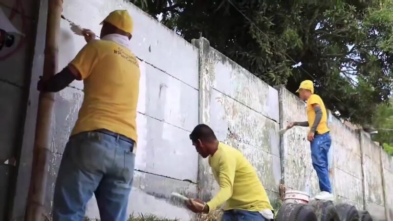 Presos por delitos menores salen a limpiar calles de El Salvador