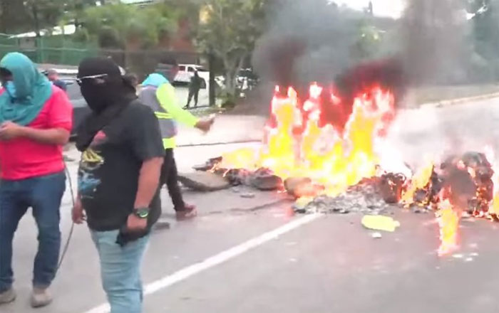 Empleados de la ENEE protestan en SPS