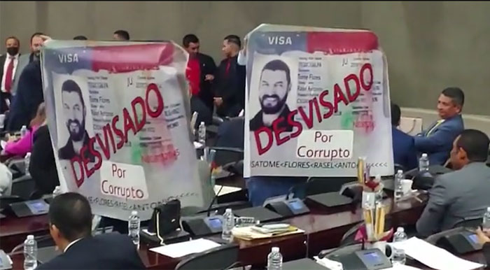 Bancada nacionalista saca carteles con imagen de Rasel Tomé «Desvisado por corrupto « Bancada nacionalista saca carteles con imagen de Rasel Tomé «Desvisado por corrupto «