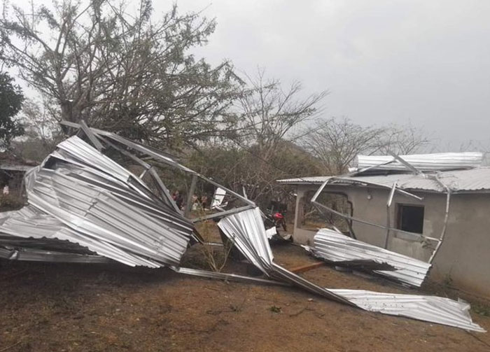 Vientos huracanados dejaron sin techos varias viviendas en el país Vientos huracanados dejaron sin techos varias viviendas en el país
