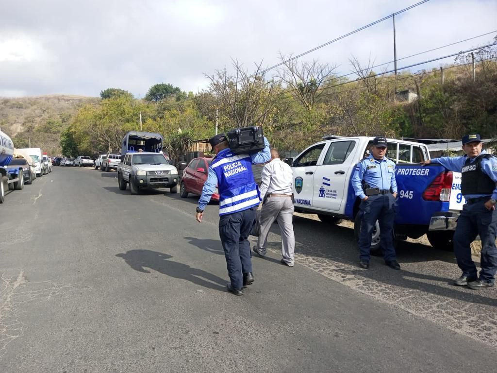 Funcionarios de la DNVT brindan apoyo a ciudadanos a trasladarse ante toma de carreteras Funcionarios de la DNVT brindan apoyo a ciudadanos a trasladarse ante toma de carreteras