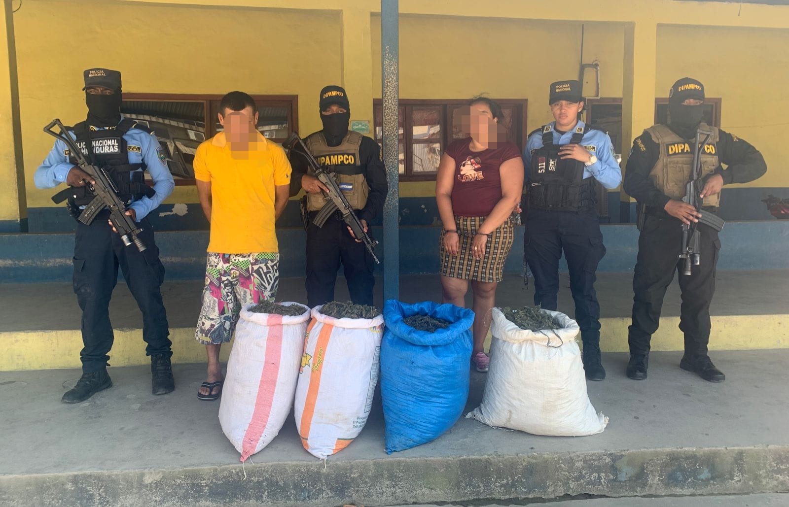 Arrestan pareja y le decomisan 80 libras de supuesta marihuana Arrestan pareja y le decomisan 80 libras de supuesta marihuana