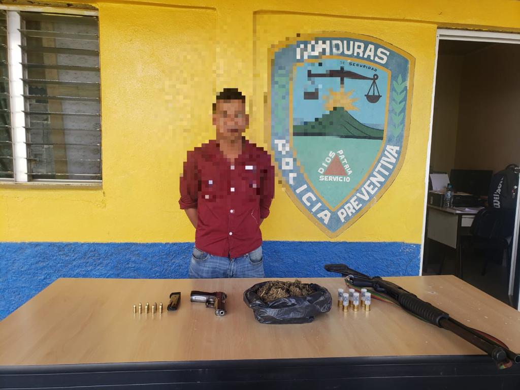 En Guaimaca, funcionarios policiales detienen sujeto en poder de supuesta droga y dos armas de fuego En Guaimaca, funcionarios policiales detienen sujeto en poder de supuesta droga y dos armas de fuego