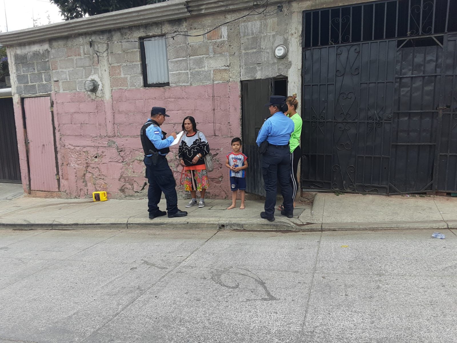 Sana y salva entregan a sus familiares a señora que se encontraba perdida en la capital