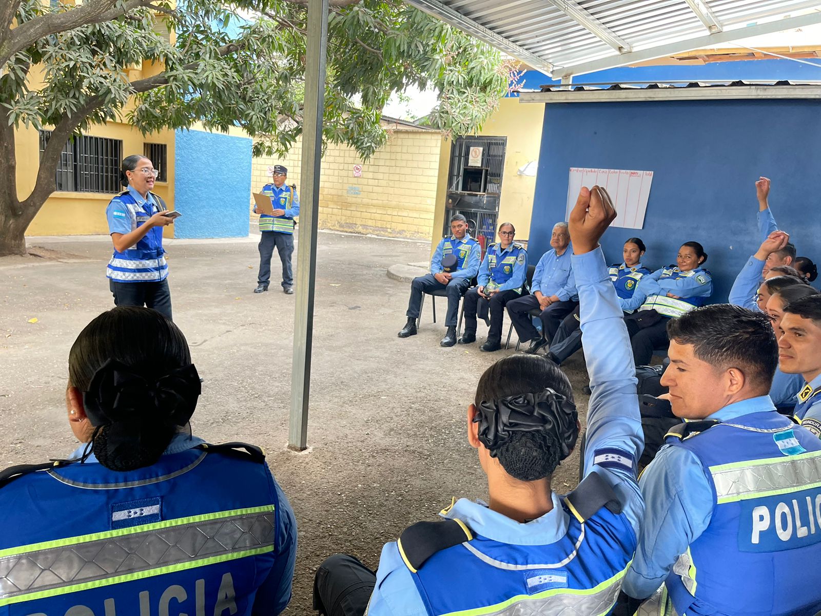 Funcionarios de la DNVT reciben charla motivacional para fortalecer el trabajo en equipo Funcionarios de la DNVT reciben charla motivacional para fortalecer el trabajo en equipo