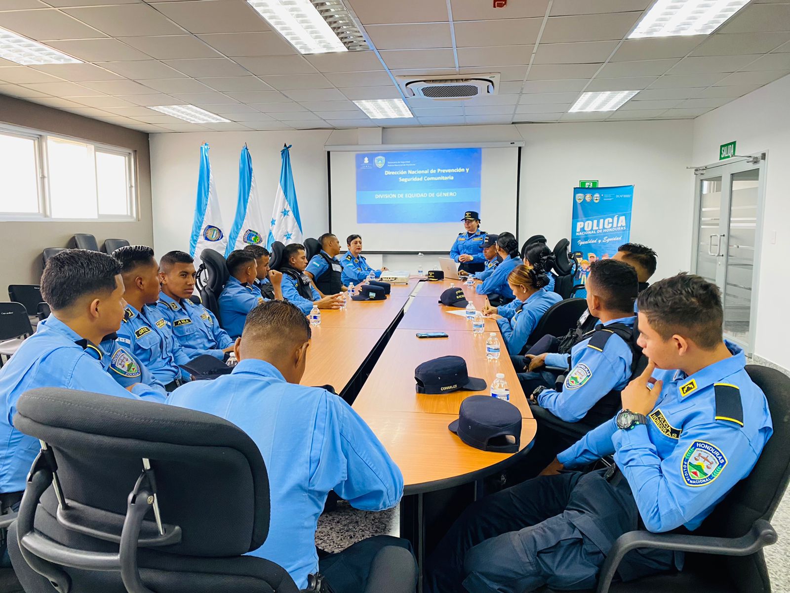 Funcionarios Policiales de la DNPSC reciben charla sobre la política de género