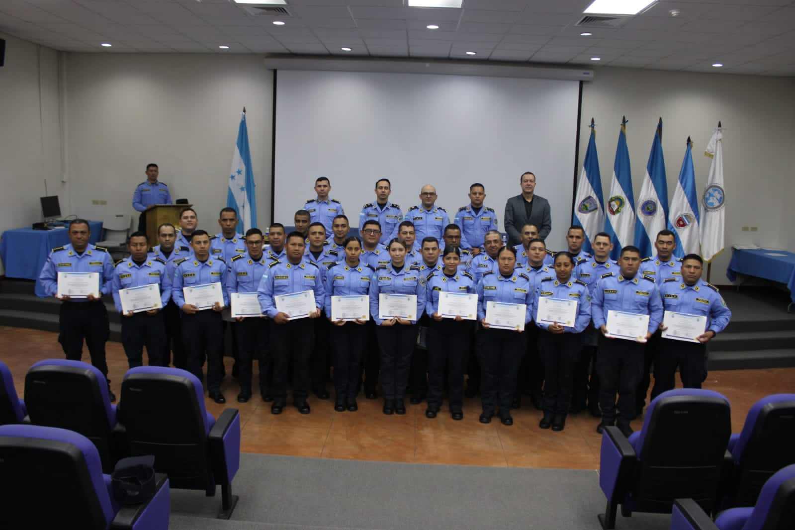 71 funcionarios policiales reciben diplomas de participación en seminarios policiales 71 funcionarios policiales reciben diplomas de participación en seminarios policiales