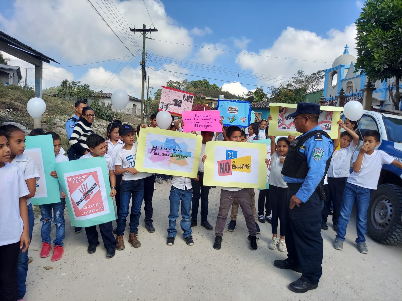 Realizan desfile con pancartas alusivas a la prevención de drogas, maras y padillas Realizan desfile con pancartas alusivas a la prevención de drogas, maras y padillas