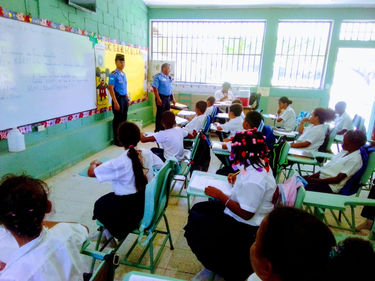 Funcionarios policiales asignados al programa GREAT desarrollan capacitación de seguridad y bullying