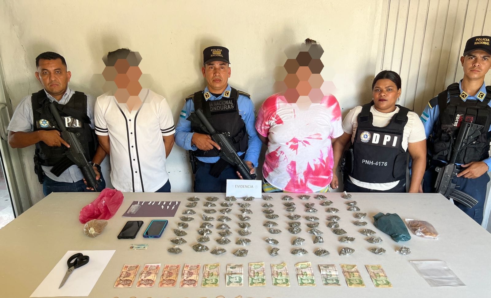 Arrestan pareja de presuntos distribuidores de droga de la MS-13 en Pespire, Choluteca Arrestan pareja de presuntos distribuidores de droga de la MS-13 en Pespire, Choluteca