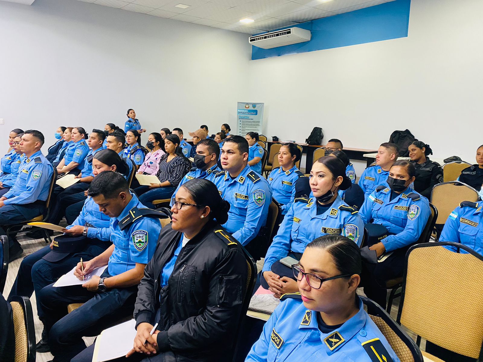 Funcionarios Policiales se capacitan en temas de beneficios sociales, género y salud mental Funcionarios Policiales se capacitan en temas de beneficios sociales, género y salud mental