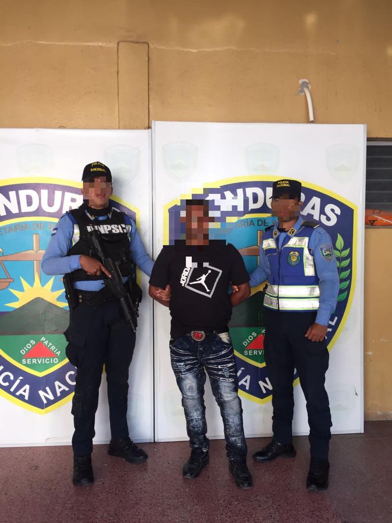 Agentes policiales en Talanga detienen a sujeto por suponerlo responsable del delito de homicidio Agentes policiales en Talanga detienen a sujeto por suponerlo responsable del delito de homicidio