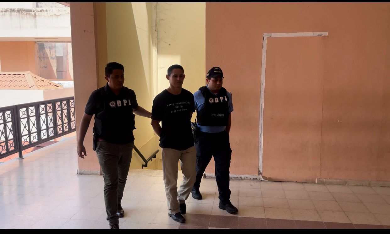 Funcionarios de la DPI en la UDEP-6 detienen a sujeto por el supuesto delito de usurpación Funcionarios de la DPI en la UDEP-6 detienen a sujeto por el supuesto delito de usurpación