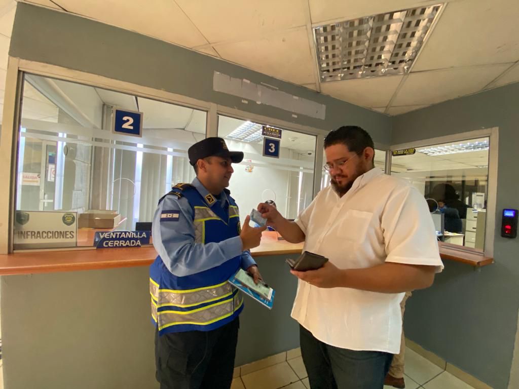 ¡Doblado! Periodista Selím López Gatica se aboca a la DNVT a pagar infracción tras reconocer una falta a la Ley de Tránsito