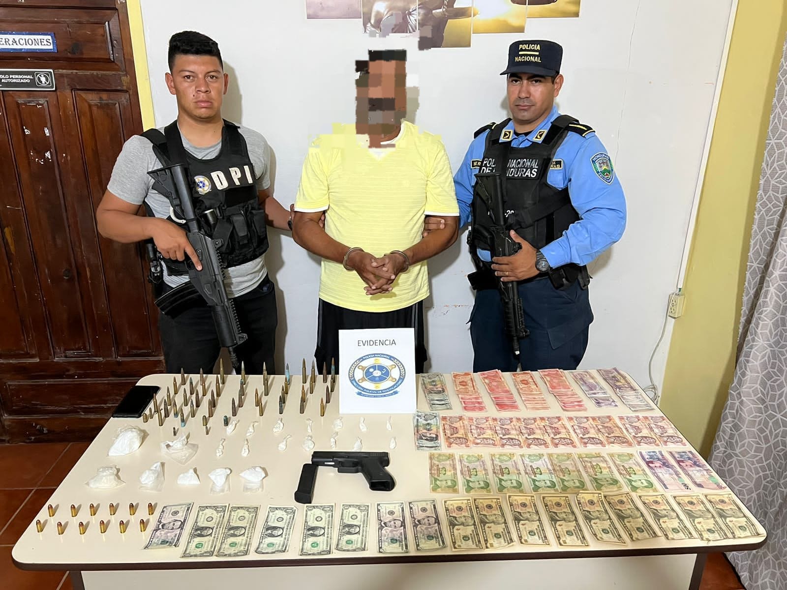 Detienen a sujeto en poder de un arma de fuego, supuesta droga y dinero en efectivo