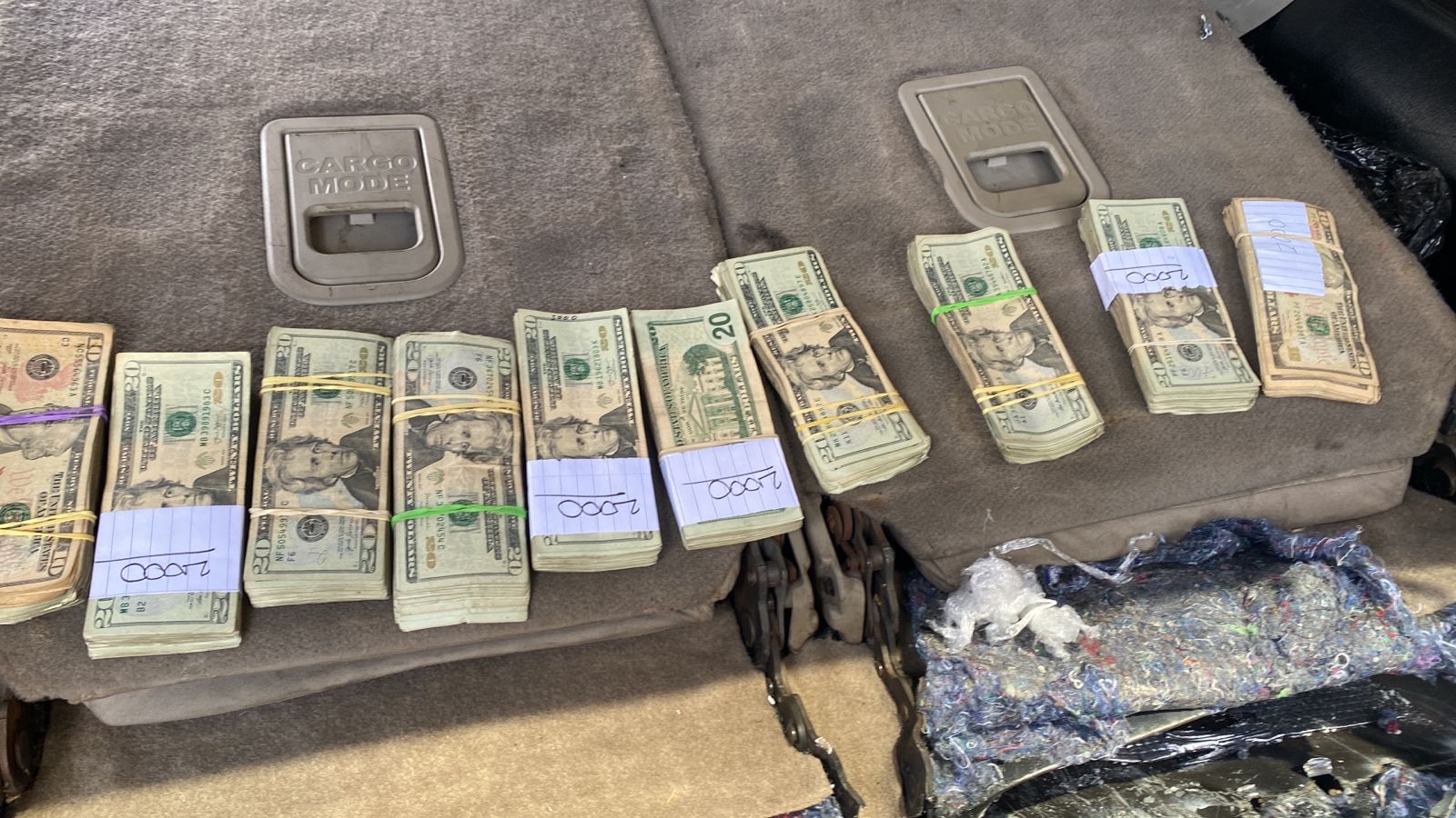 Agentes antidrogas requieren a ciudadano guatemalteco con paquetes de dinero en efectivo