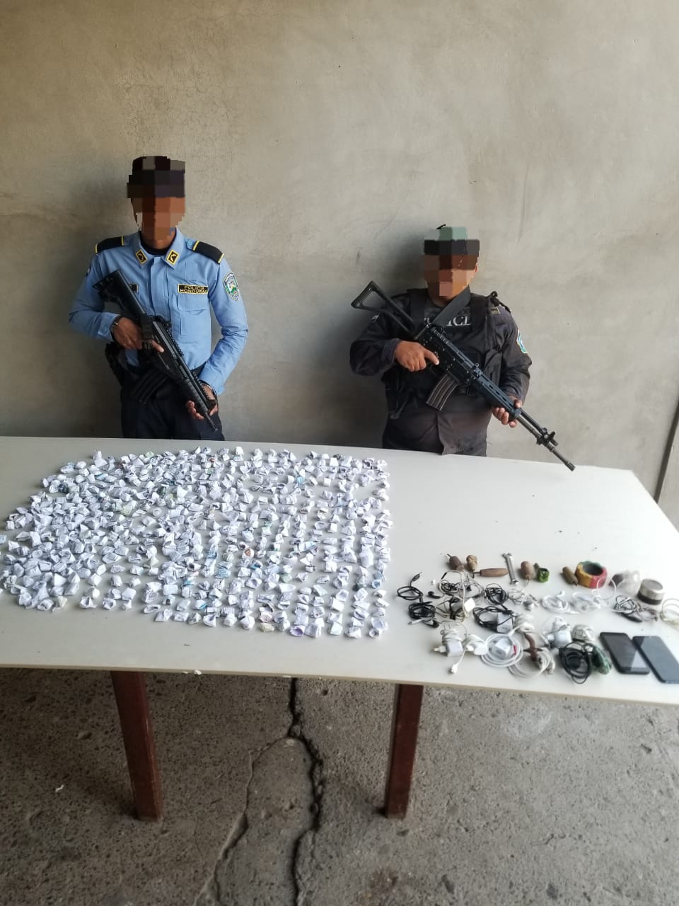 Agentes Policiales de La Ceiba realizan una requisa en el centro penitenciario en el barrio Ingles