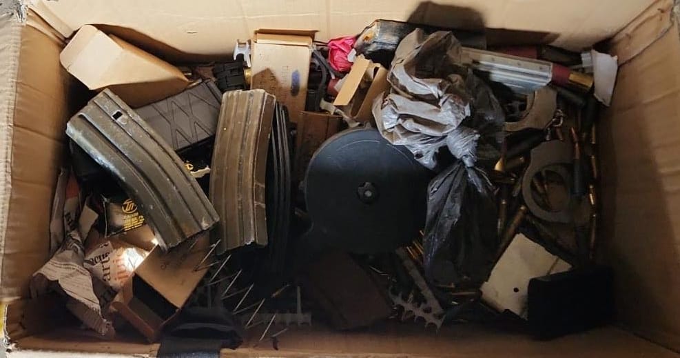 Agentes de la DIPAMPCO decomisan municiones de guerra, indumentaria militar y una chapa del MP en Col. brisas de Olancho