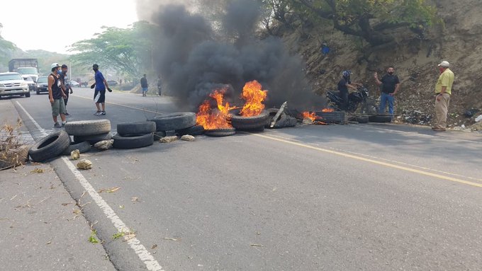 Protestan por mal estado de carretera en salida a Olancho