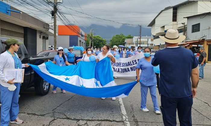 Enfermeras Auxiliares van a asambleas informativas Enfermeras Auxiliares van a asambleas informativas
