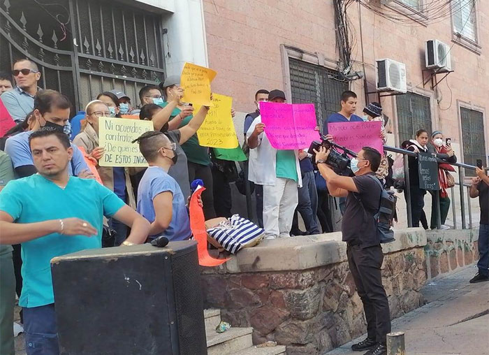 Médicos que protestan en la SESAL son agredidos por colectivos de LIBRE