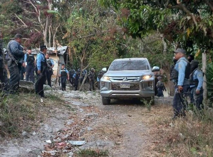Mediante fuertes medidas de seguridad entierran a miembros de familia acribillada en Comayagua
