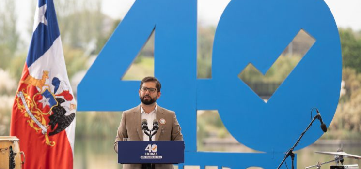 Boric promulga ley que reduce semana laboral a 40 horas en Chile