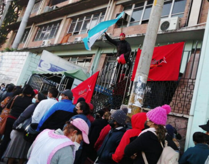 Continúa tomado por colectivos de Libre el centro de Salud Alonso Suazo