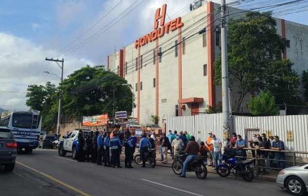Fuego cruzado en Hondutel, entre empleados y policías durante toma de las instalaciones en la capital Fuego cruzado en Hondutel, entre empleados y policías durante toma de las instalaciones en la capital