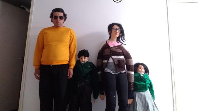 Hombre creó a su esposa e hijos con trapos Hombre creó a su esposa e hijos con trapos