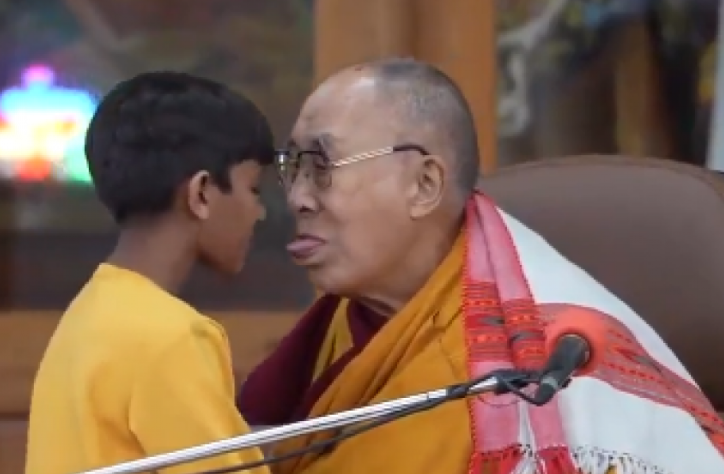 Dalai Lama se disculpa después de sus polémicas imágenes con un menor Dalai Lama se disculpa después de sus polémicas imágenes con un menor