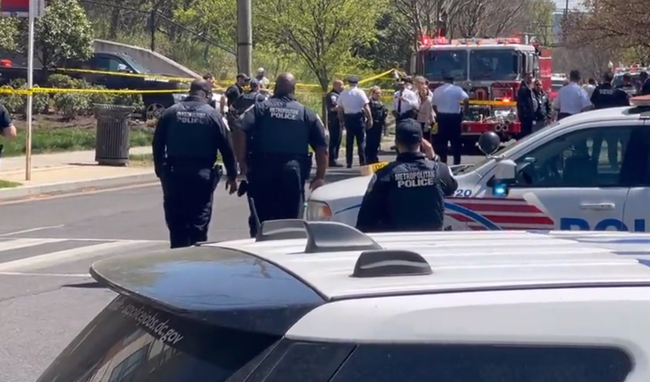 Al menos un muerto y tres heridos durante un tiroteo frente a una funeraria en Washington DC