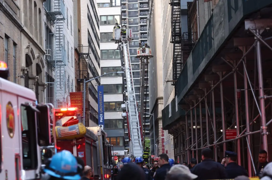 4 heridos al derrumbarse un aparcamiento de 4 pisos en Nueva York