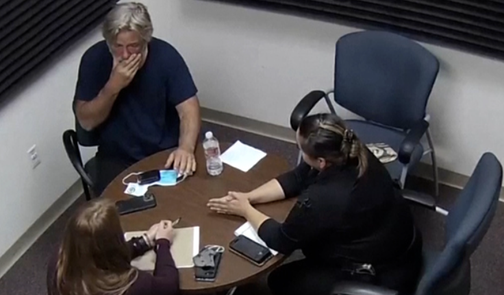 Retiran formalmente los cargos contra Alec Baldwin por la muerte de Halyna Hutchins