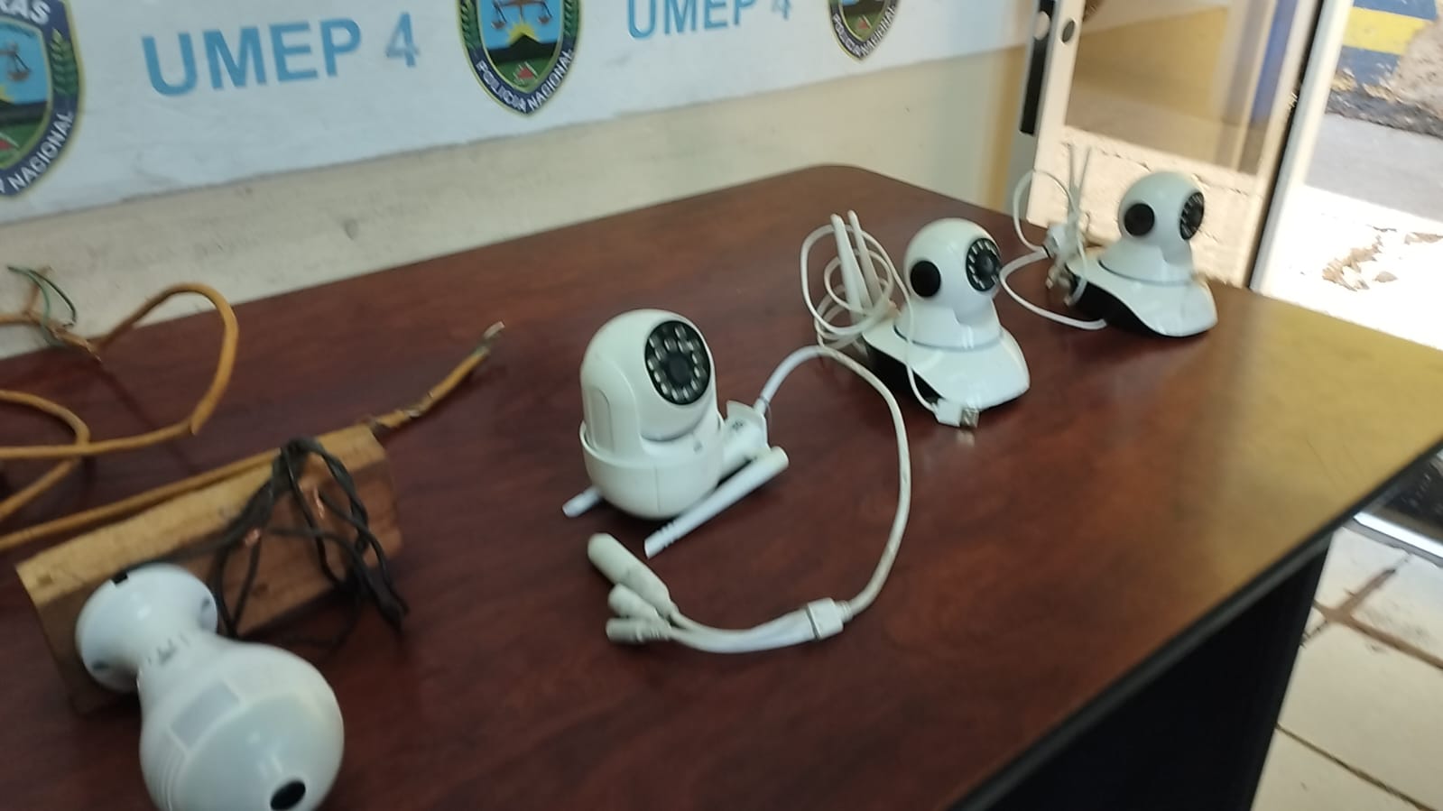 UMEP 4 y otras Direcciones Policiales, decomisan cámaras de vigilancia utilizadas por miembros de maras y pandillas UMEP 4 y otras Direcciones Policiales, decomisan cámaras de vigilancia utilizadas por miembros de maras y pandillas