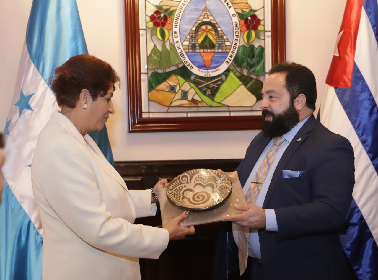 Presidente Luis Redondo apoya la alfarería Lenca desde el Congreso del Pueblo