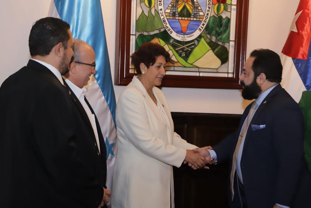 Gobiernos de Honduras y Cuba buscan medidas para erradicar el analfabetismo en el país Gobiernos de Honduras y Cuba buscan medidas para erradicar el analfabetismo en el país