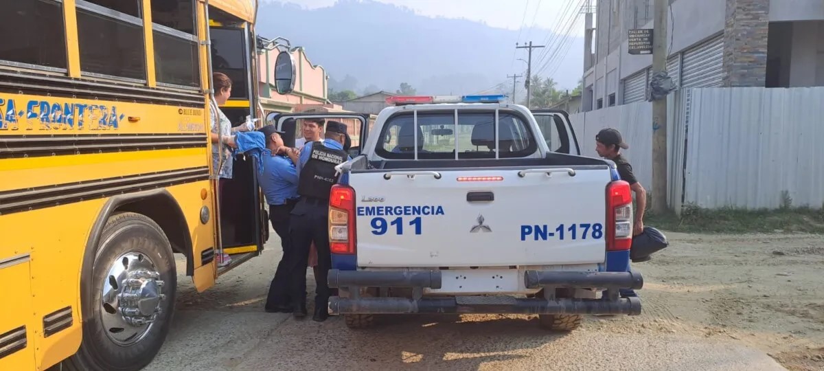 Mujer da a luz a su bebé cuando era trasladada por agentes a un centro asistencial Mujer da a luz a su bebé cuando era trasladada por agentes a un centro asistencial