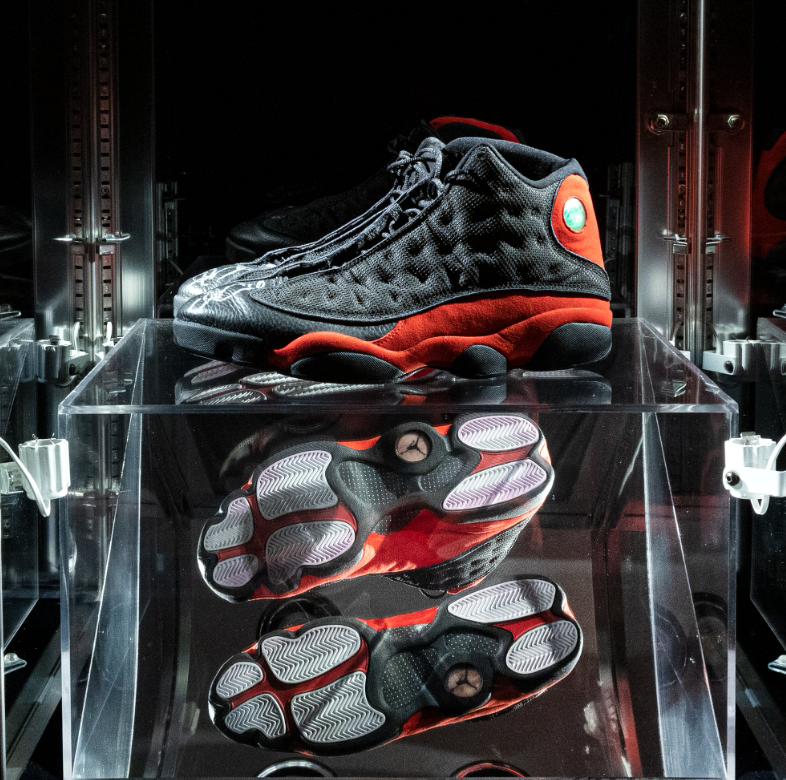 Subastan por precio récord unas zapatillas que usó Michael Jordan