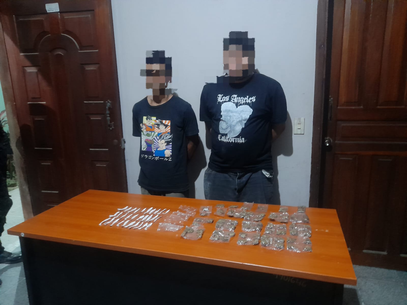 Funcionarios policiales capturan a dos sujetos en poder de material alucinógeno Funcionarios policiales capturan a dos sujetos en poder de material alucinógeno