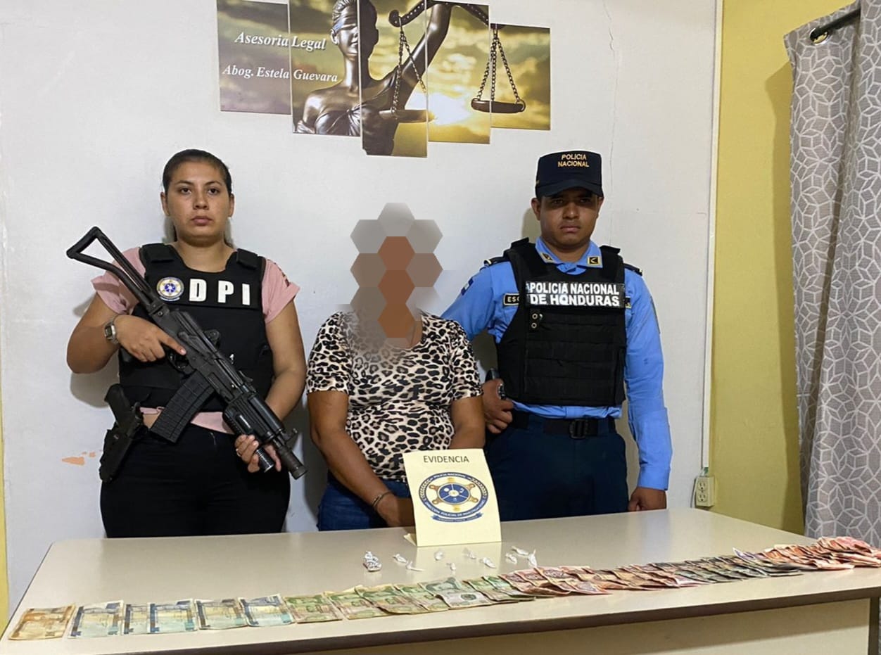 Supuesta distribuidora de droga al narcomenudeo es detenida por funcionarios policiales en la zona sur Supuesta distribuidora de droga al narcomenudeo es detenida por funcionarios policiales en la zona sur