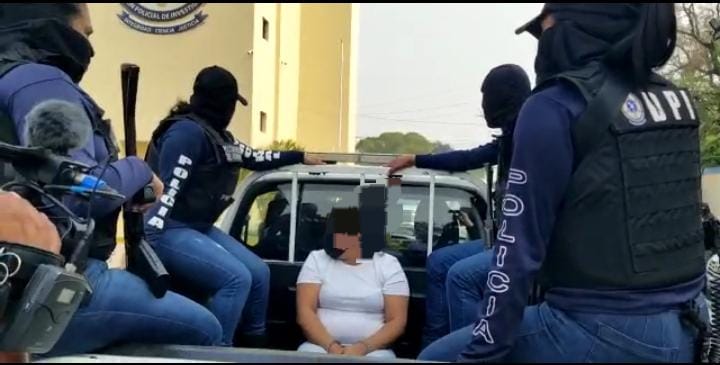 Por doble asesinato agentes policiales capturan a alias «Greysi» supuesta miembro activo de la pandilla 18 en la capital